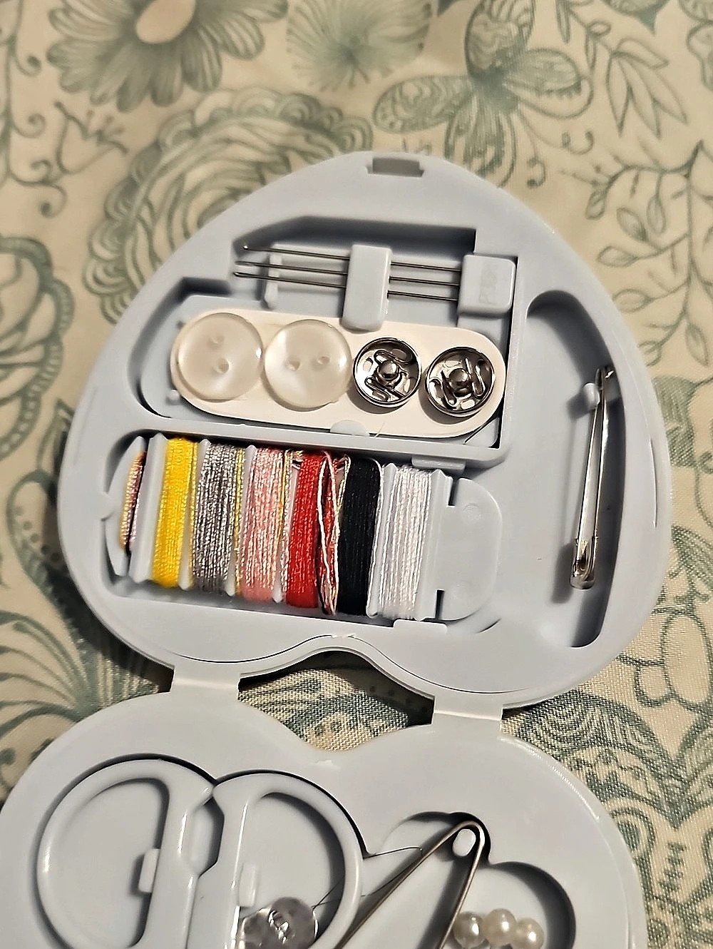 Hello Kitty Heart-Shaped Sewing Kit White - Picture 4 of 7